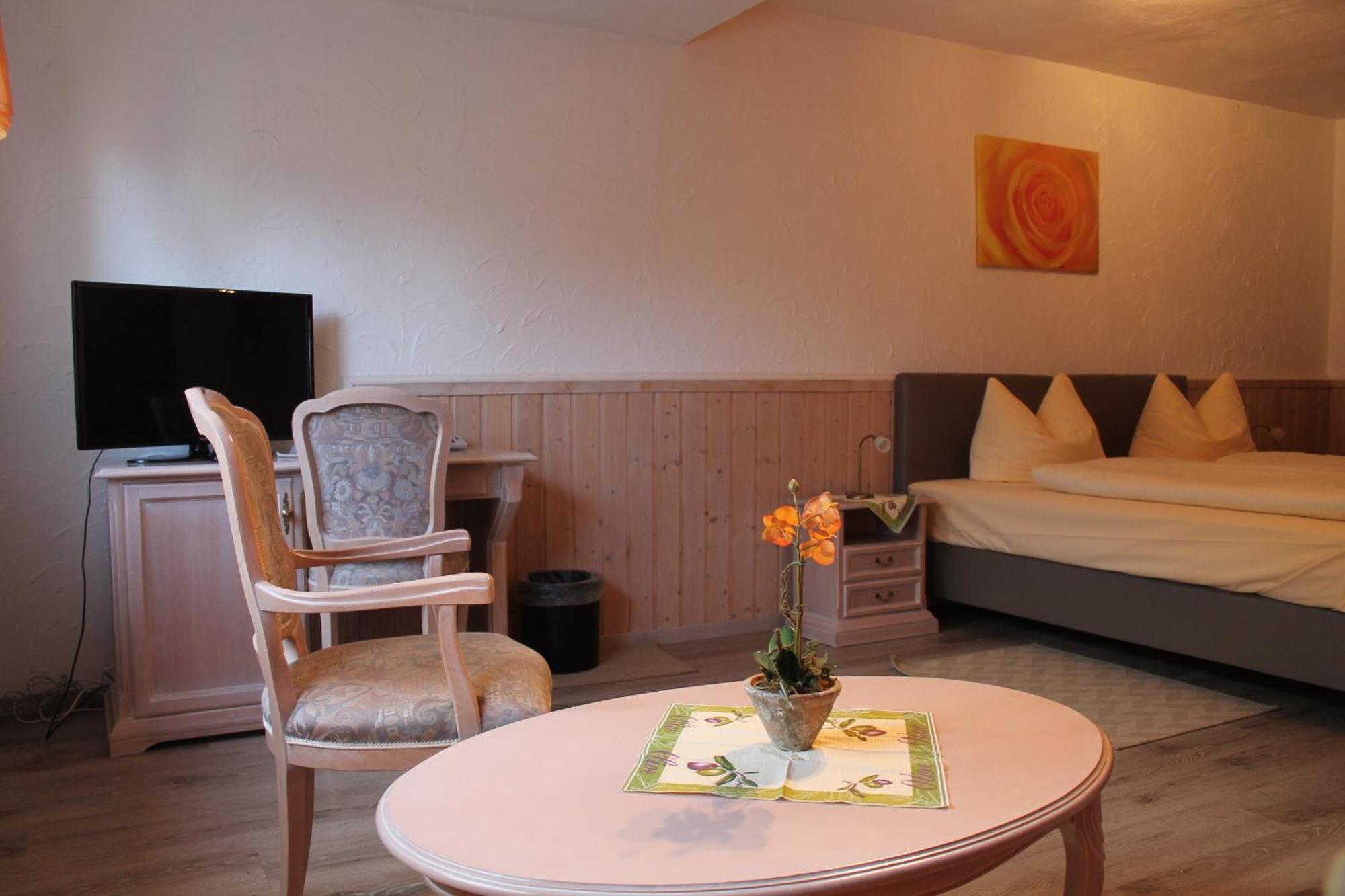 Hotel-Restaurant Walkmuehle Usingen Rum bild